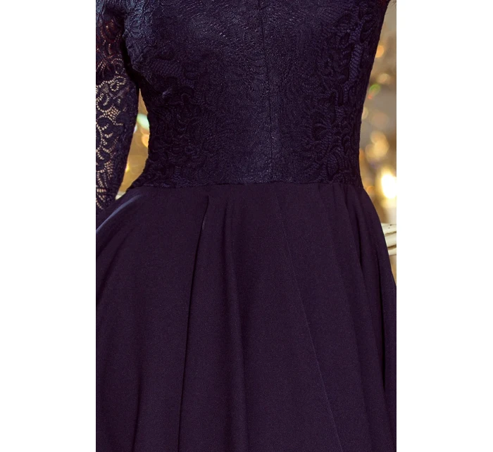 Tmavě modré dámské šaty s dlouhým zadním dílem a krajkovým výstřihem model 6412394 - numoco