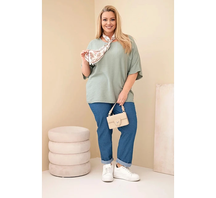 Dámská viskózová halenka Plus Size s krátkým rukávem a ozdobným šátkem khaki