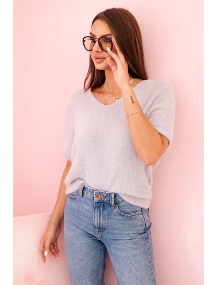 Dámský svetr z měkkého model 21291589 s výstřihem do V krátkým rukávem šedý - K-Fashion Dámský svetr z měkkého model 21291589 s výstřihem do V krátkým rukávem šedý - K-Fashion