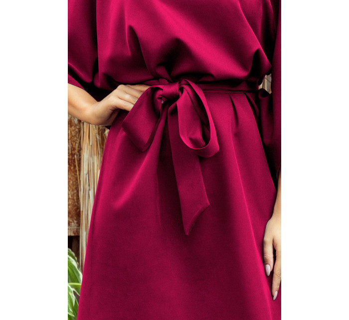 SOFIA Dámské šaty ve vínové bordó barvě se zavazováním v pase model 17355327 - numoco