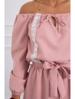 Šaty s odhalenými rameny a krajkou v pudrově růžové barvě