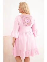 Dámské šaty Plus Size z viskózy s ažurovým zdobením bonbónově růžová Dámské šaty Plus Size z viskózy s ažurovým zdobením bonbónově růžová