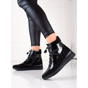Komfortní dámské černé  kotníčkové boty bez podpatku
