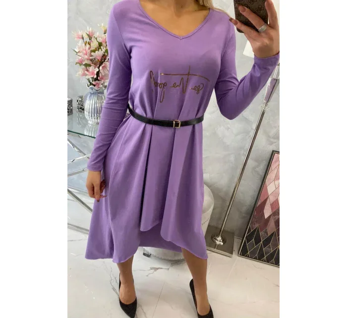 Šaty s ozdobným páskem a nápisem purple