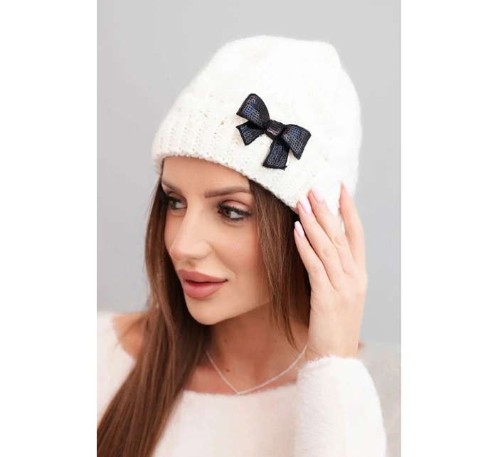 Dámská zimní čepice s ozdobnou mašlí a copánkovým vzorem K438 ecru