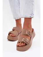 Dámské nazouváky s zlatými sponami tmavě béžové model 22038462 - Boto