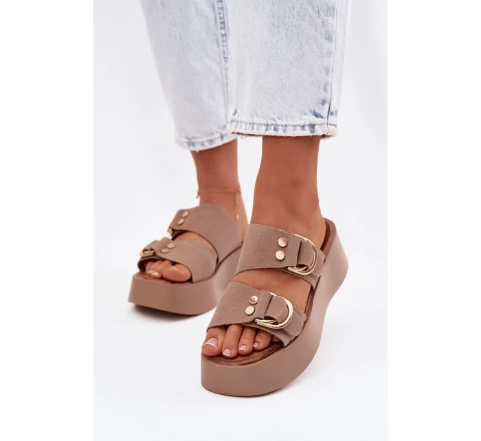 Dámské nazouváky s zlatými sponami tmavě béžové model 22038462 - Boto