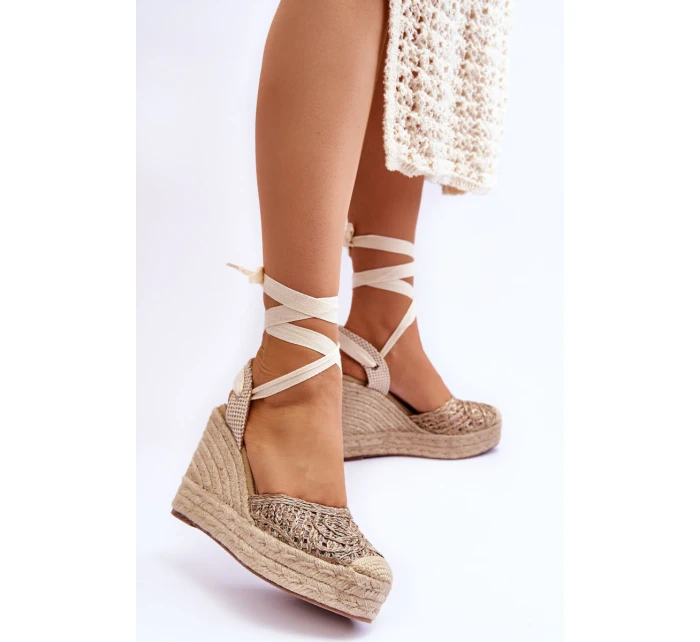 Vázané dámské sandály na klínu Béžové model 21613938 - Boto Vázané dámské sandály na klínu Béžové model 21613938 - Boto