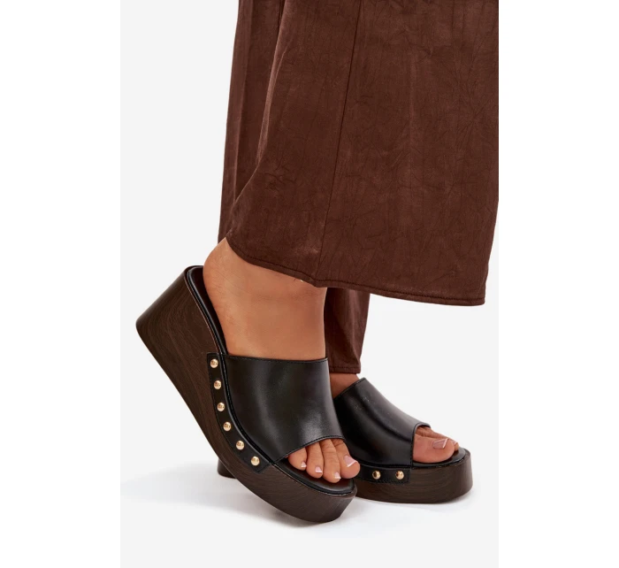 Dámské nazouváky na platformě se zlatými Černé model 21918859 - Boto