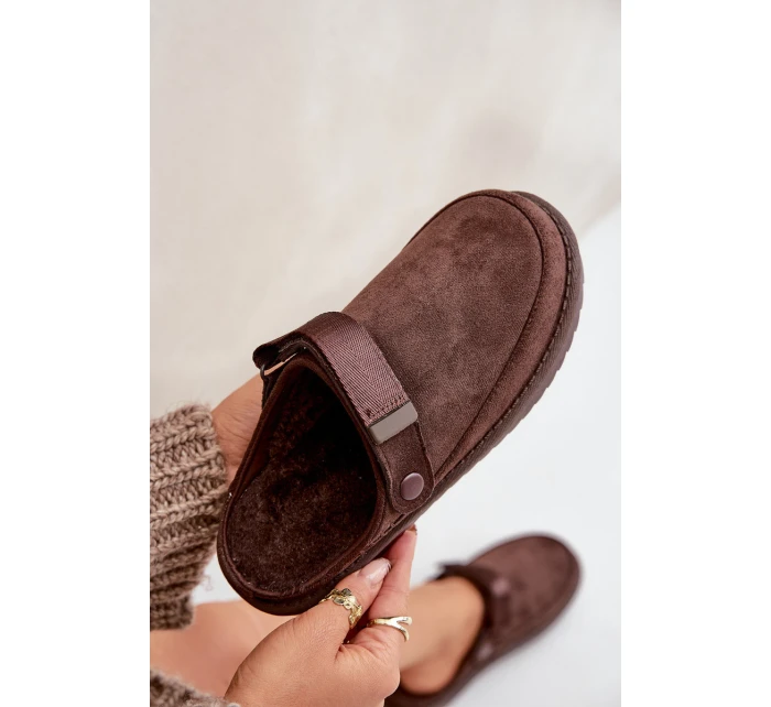 Zateplené dámské pantofle na platformě čokoládové model 21680700 - Boto Zateplené dámské pantofle na platformě čokoládové model 21680700 - Boto