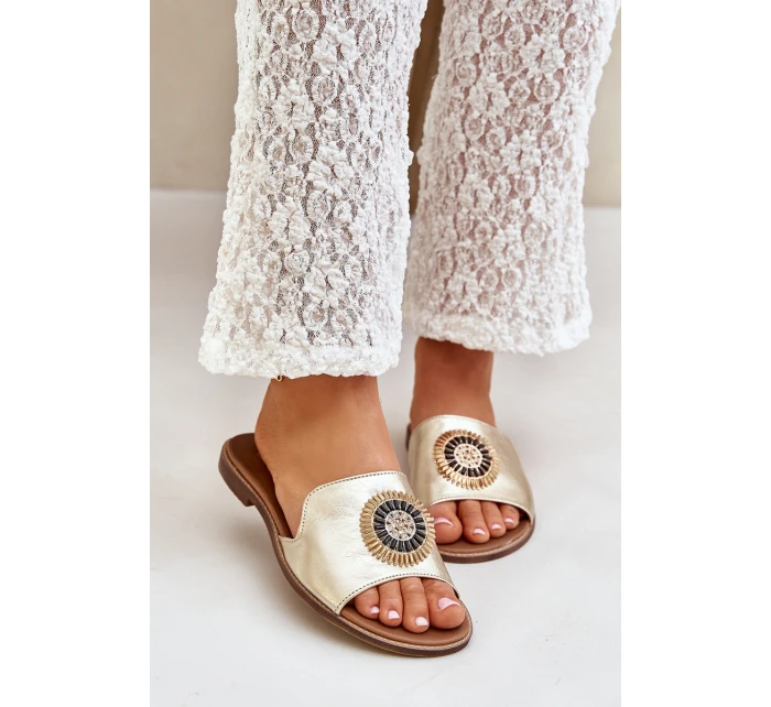 Kožené sandály s ozdobou na plochém podpatku Zazoo model 21682450 zlaté - Boto