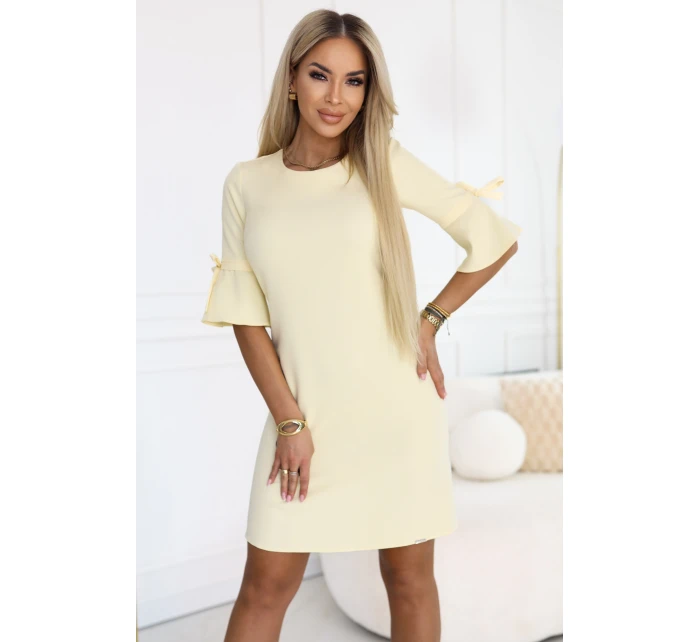 Dámské trapézové šaty s vázáním na rukávech pastelově žluté model 22022940 - numoco