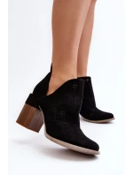 Dámské černé kozačky s výšivkou na podpatku model 21647675 - Boto Dámské černé kozačky s výšivkou na podpatku model 21647675 - Boto