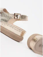 Luxusní dámské  sandály zlaté na plochém podpatku