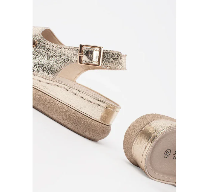 Luxusní dámské  sandály zlaté na plochém podpatku