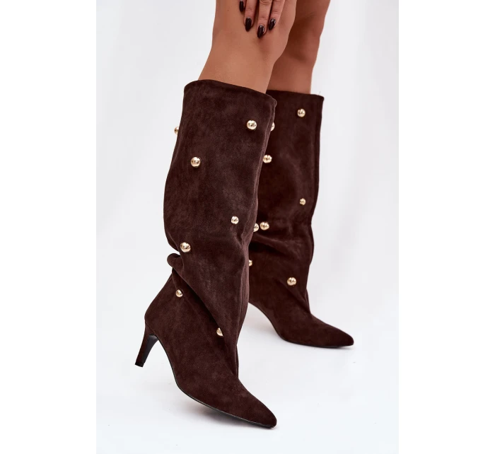 dámské kozačky na jehlovém podpatku se zlatými ozdobami hnědé model 21757799 - Boto