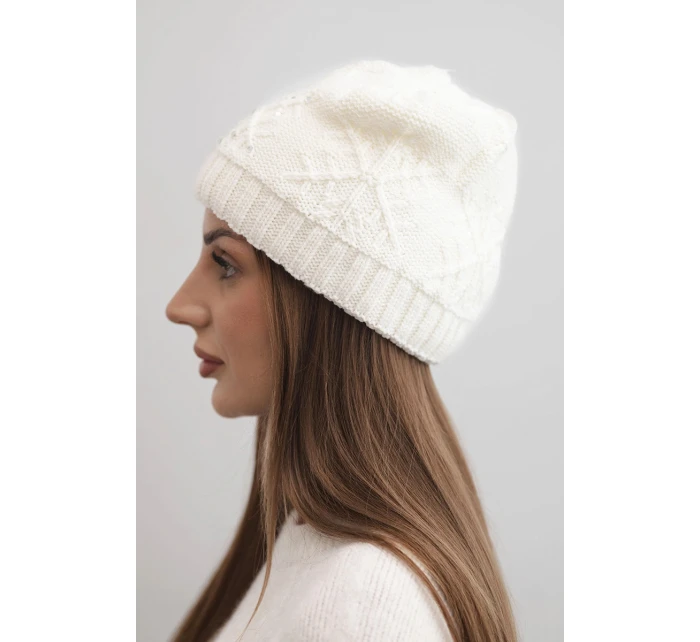 Dámská zimní čepice s vlnou a ozdobným pletením s perličkami model 21783059 ecru - K-Fashion Dámská zimní čepice s vlnou a ozdobným pletením s perličkami model 21783059 ecru - K-Fashion