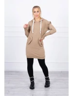 Šaty s ozdobnými volánky a kapucí camel