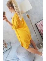 Šaty s potiskem a rozšířeným spodním dílem v hořčicové barvě Šaty s potiskem a rozšířeným spodním dílem v hořčicové barvě