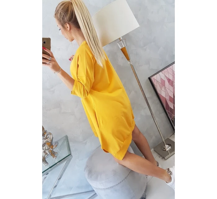 Šaty s potiskem a rozšířeným spodním dílem v hořčicové barvě Šaty s potiskem a rozšířeným spodním dílem v hořčicové barvě