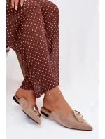 Dámské nazouváky s ozdobným zlatým detailem tmavě béžové model 21918971 - Boto Dámské nazouváky s ozdobným zlatým detailem tmavě béžové model 21918971 - Boto