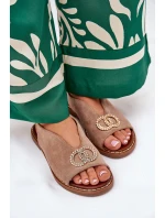 Dámské Sandály S Dekorací Na Plochém Podpatku Eko Semišové Tmavě Béžové model 21685742 - Boto Dámské Sandály S Dekorací Na Plochém Podpatku Eko Semišové Tmavě Béžové model 21685742 - Boto