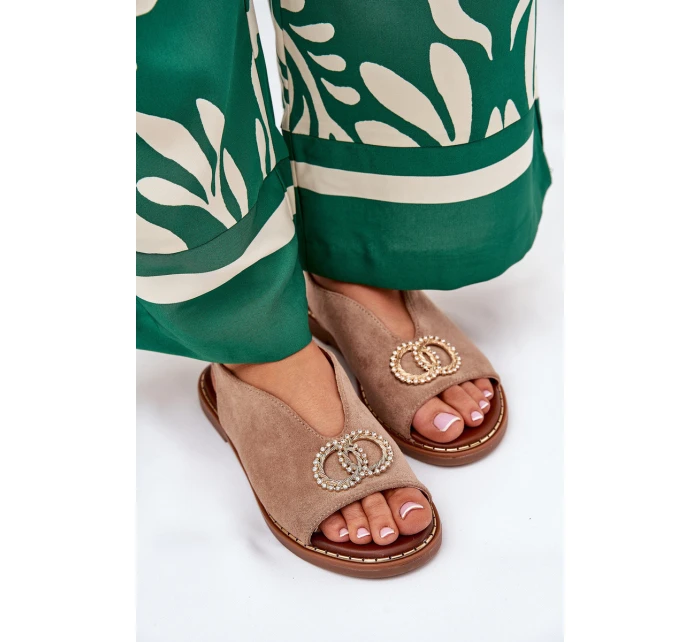 Dámské Sandály S Dekorací Na Plochém Podpatku Eko Semišové Tmavě Béžové model 21685742 - Boto Dámské Sandály S Dekorací Na Plochém Podpatku Eko Semišové Tmavě Béžové model 21685742 - Boto