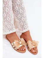 Dámské sandály na plochém podpatku s mašlí zlaté model 21703826 - Boto Dámské sandály na plochém podpatku s mašlí zlaté model 21703826 - Boto