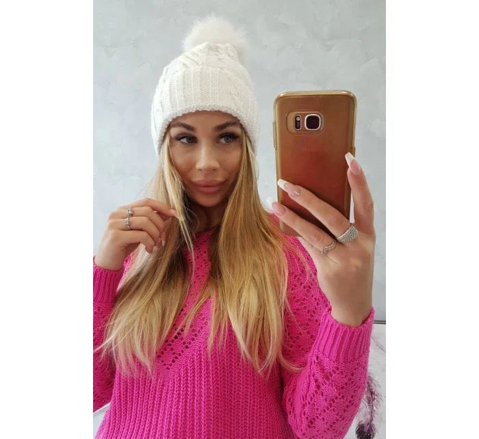 Fleecová kostkovaná čepice model 18750199 bílá - K-Fashion Fleecová kostkovaná čepice model 18750199 bílá - K-Fashion