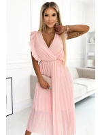 Plisované dámské šaty v broskvové barvě s výstřihem a zlatým řetízkem model 21819818 - numoco basic Plisované dámské šaty v broskvové barvě s výstřihem a zlatým řetízkem model 21819818 - numoco basic