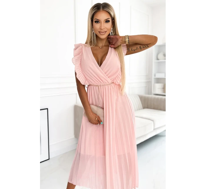 Plisované dámské šaty v broskvové barvě s výstřihem a zlatým řetízkem model 21819818 - numoco basic Plisované dámské šaty v broskvové barvě s výstřihem a zlatým řetízkem model 21819818 - numoco basic