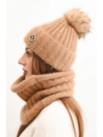 Dámská čepice s kapucí a pleteným vzorem bílá