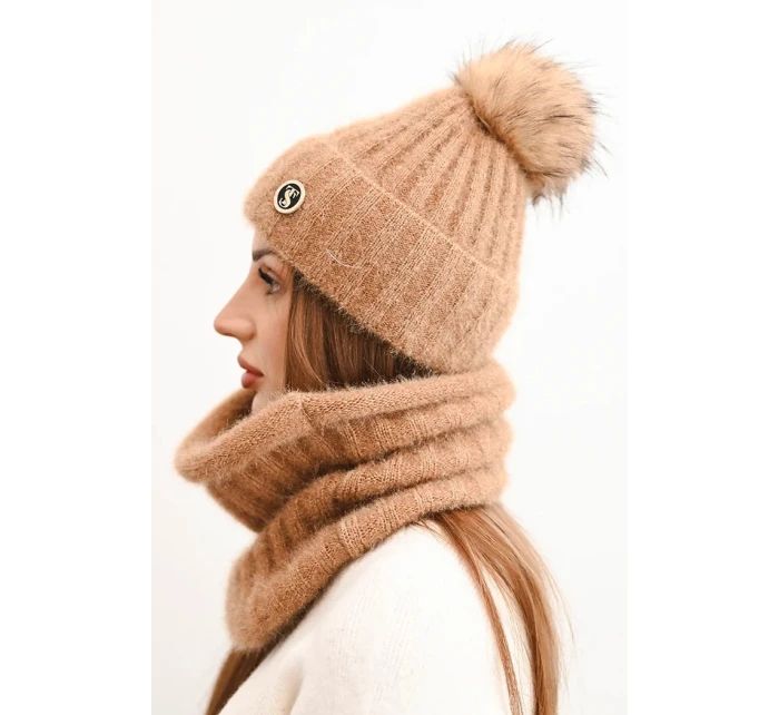 Dámská čepice s kapucí a pleteným vzorem bílá