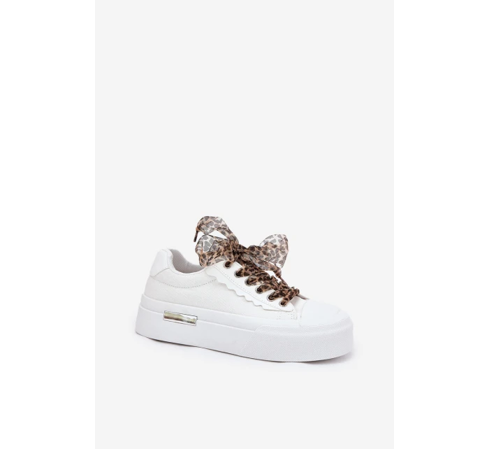 Dámské tenisky na masivní platformě s ozdobným šněrováním bílé model 21689278 - Boto