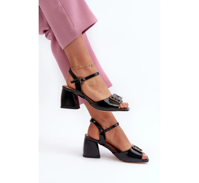 Elegantní lakované sandály na podpatku s ozdobou Černé D&A MR38-202