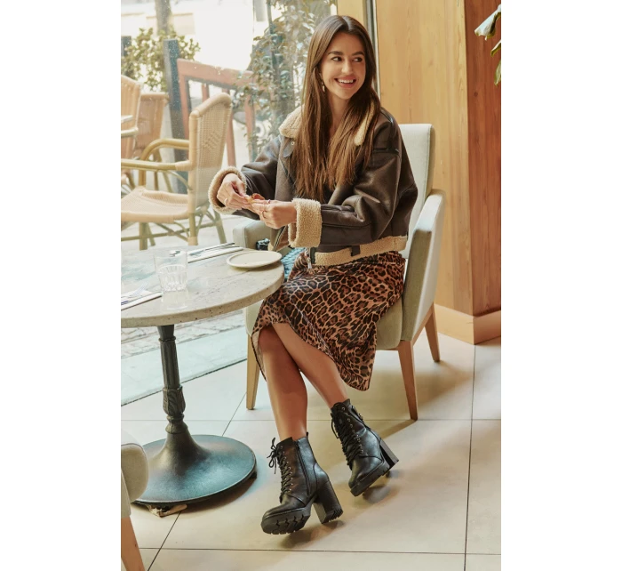 Zateplené boty na podpatku se zlatým detailem černé model 21672445 - Boto