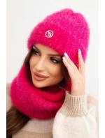 Dámská souprava čepice a šály zimní nadýchaná s ozdobným emblémem fuchsie Dámská souprava čepice a šály zimní nadýchaná s ozdobným emblémem fuchsie