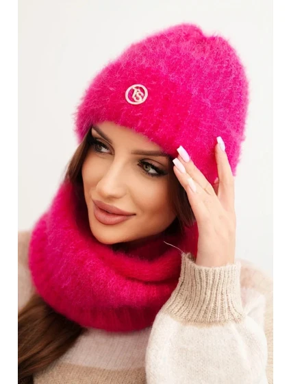 Dámská souprava čepice a šály zimní nadýchaná s ozdobným emblémem fuchsie Dámská souprava čepice a šály zimní nadýchaná s ozdobným emblémem fuchsie