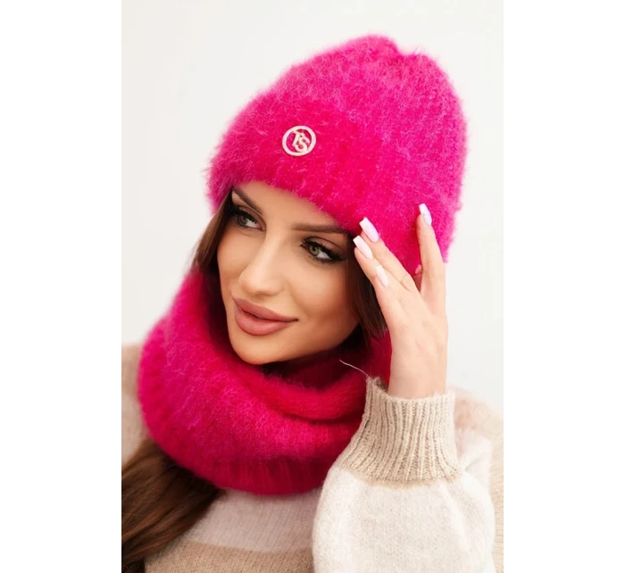 Dámská souprava čepice a šály zimní nadýchaná s ozdobným emblémem fuchsie Dámská souprava čepice a šály zimní nadýchaná s ozdobným emblémem fuchsie