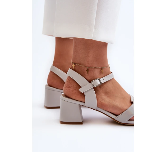 Dámské sandály na podpatku z ekologické kůže model 21657318 šedé - SERGIO LEONE Dámské sandály na podpatku z ekologické kůže model 21657318 šedé - SERGIO LEONE