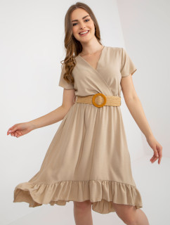 Béžové šaty s volánkem a páskem