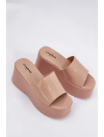 Dámské Pantofle Na Platformě A Klínu Béžové model 21687188 - Boto Dámské Pantofle Na Platformě A Klínu Béžové model 21687188 - Boto