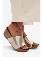 model 22136747 kožené dámské pantofle na korkové platformě zlaté - Zazoo