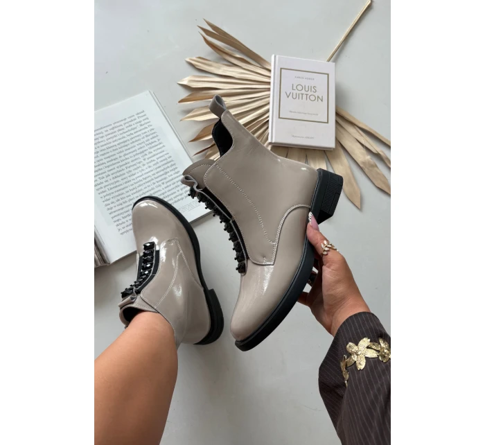 Lakované dámské botky D&A – béžové Lakované dámské botky D&A – béžové