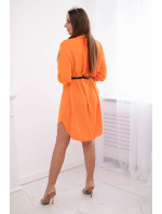 Šaty s delšími zády a pásem pomeranč