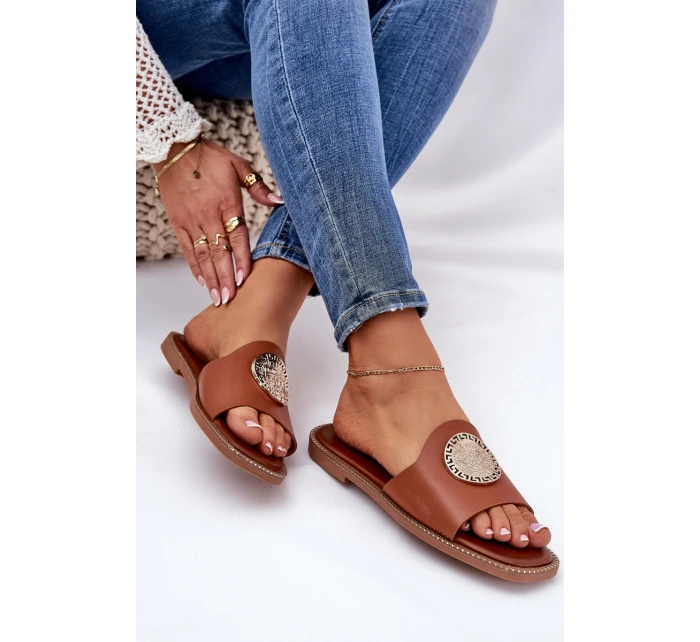 Eko kožené pantofle na plochém podpatku s ozdobou Camel model 21685602 - Boto