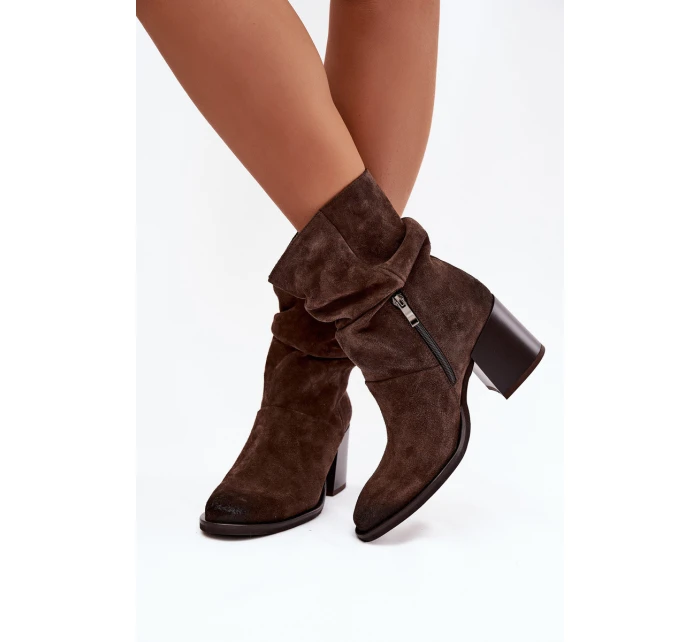 Kožené semišové kotníkové boty s nařasením na podpatku – čokoládové Zazoo Kožené semišové kotníkové boty s nařasením na podpatku – čokoládové Zazoo