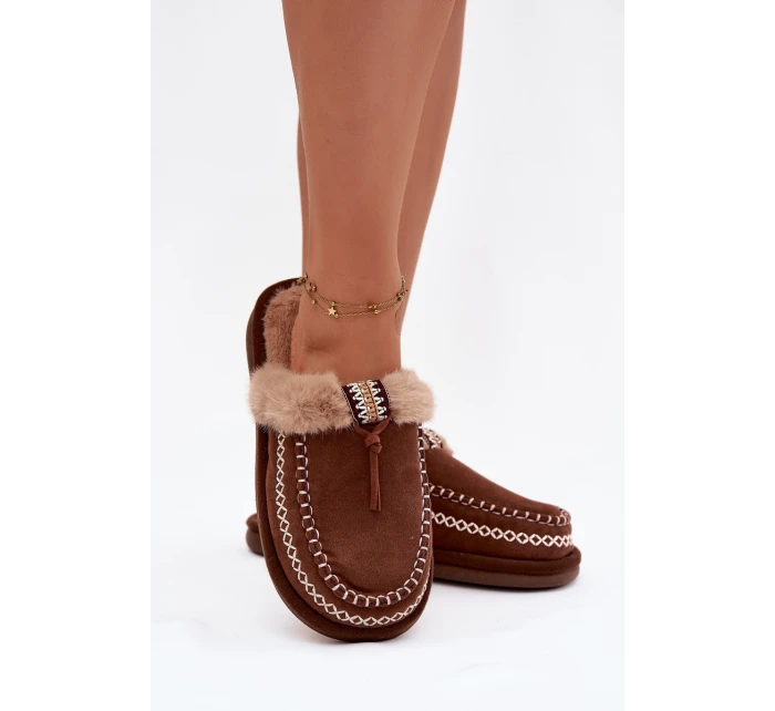 Dámské domácí pantofle s kožíškem a výšivkou – hnědé Perivelle Dámské domácí pantofle s kožíškem a výšivkou – hnědé Perivelle