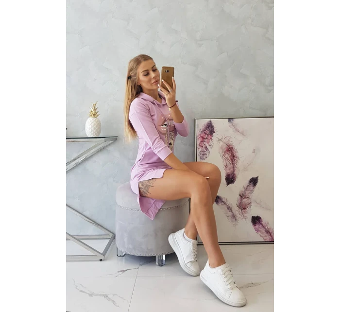 Šaty s delšími zády a barevným potiskem fialové barvy