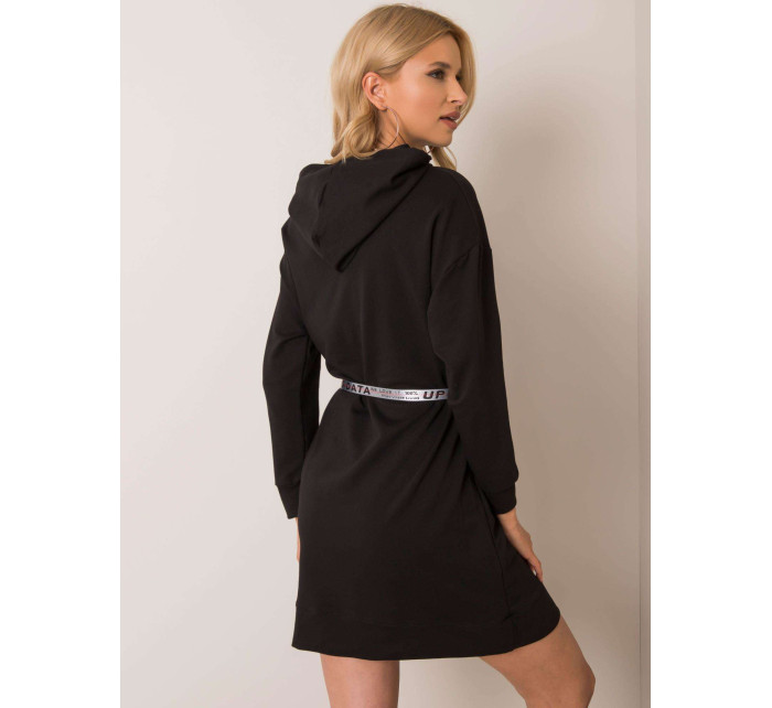 Černé šaty s kapucí